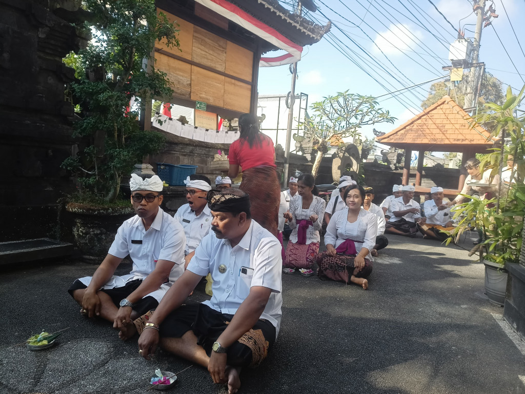 Pelaksanaan Kegiatan Persembahyangan Bersama Dalam Rangka  Hari Purnama di Kantor Desa Sembung